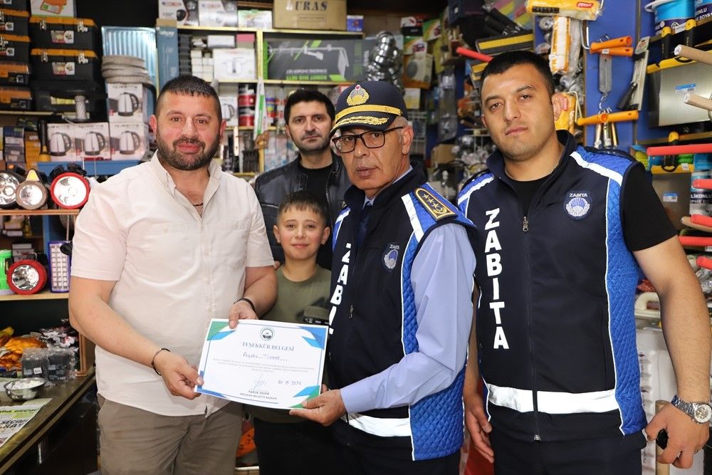 Ardahan’da kaldırım denetimi: Esnafa ceza da var, teşekkür de