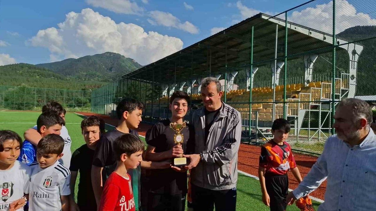 Posof’ta 15 Temmuz Anısına Minikler Sahada Buluştu