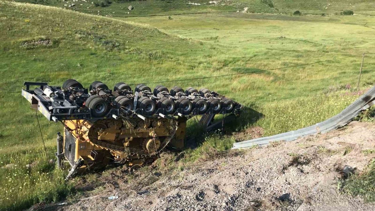 TIR’dan ayrılan dozer yüklü dorse dereye uçtu