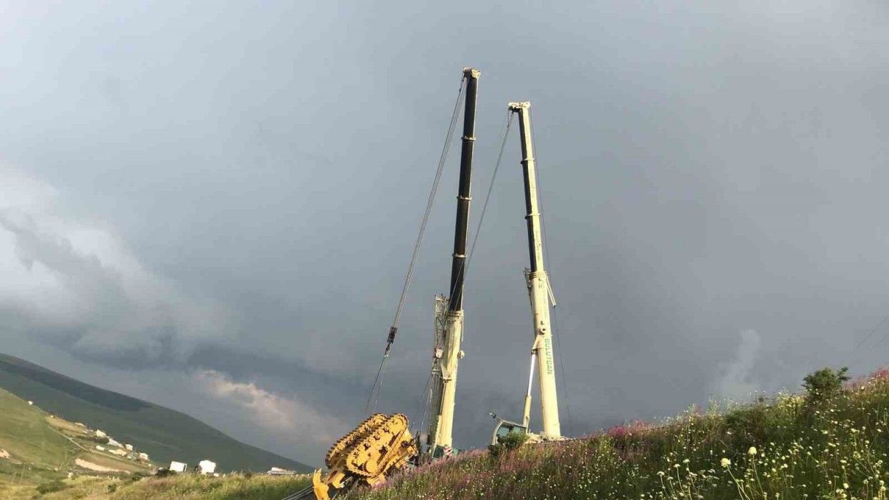 Uçuruma yuvarlanan TIR dorsesi ve dozer vinçle çıkartıldı