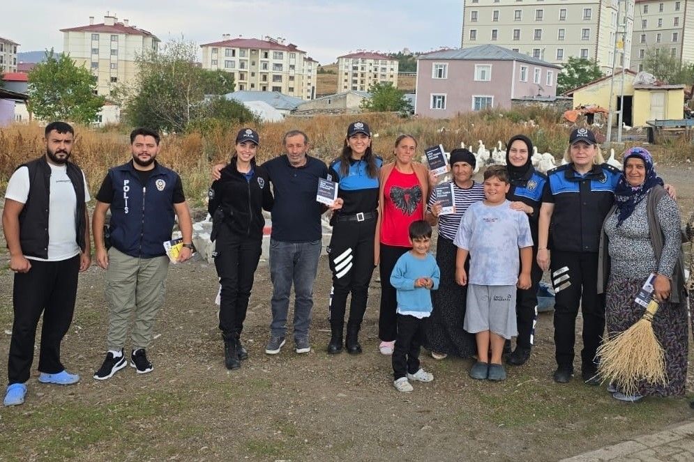 Polisten vatandaşa broşürlü uyarı