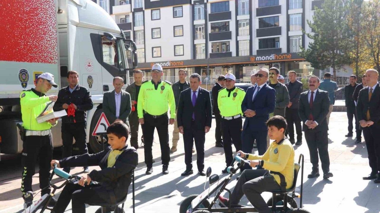 Ardahan’da Mobil Eğitim TIR’ında ilkokul öğrencilerine eğitim