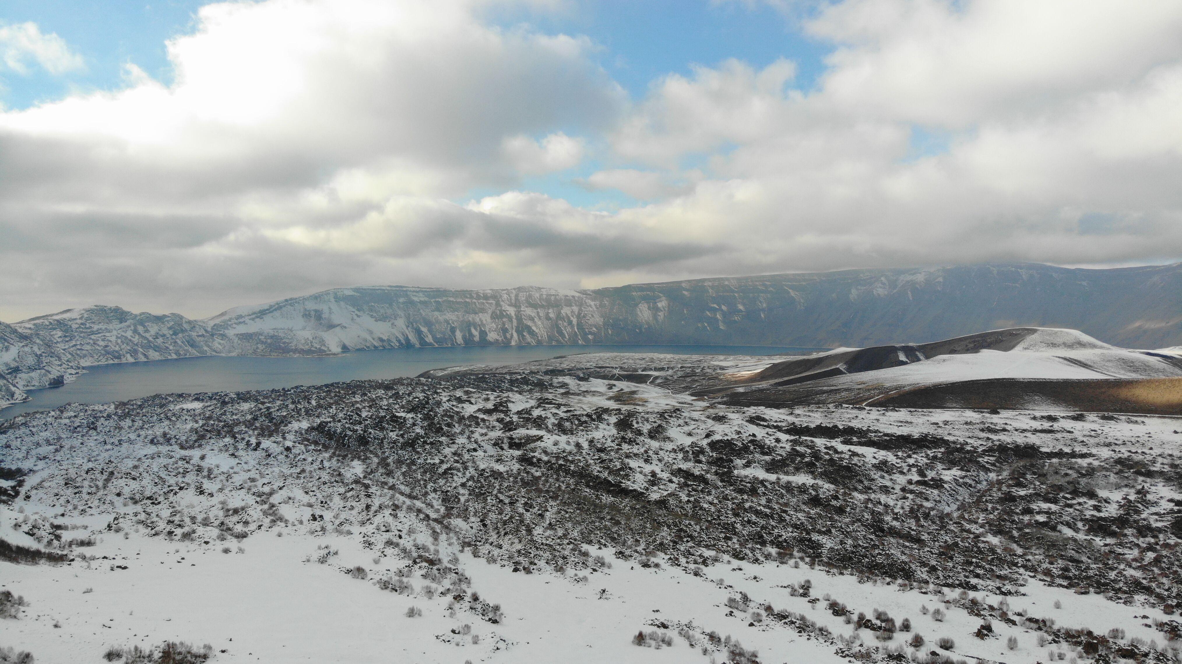 Dünyanın İkinci Büyük Krater Gölü Olan Nemrut Gölü, Beyaz Gelinliğini Giydi Mücahi̇t Tarlan Bi̇tli̇s (1)