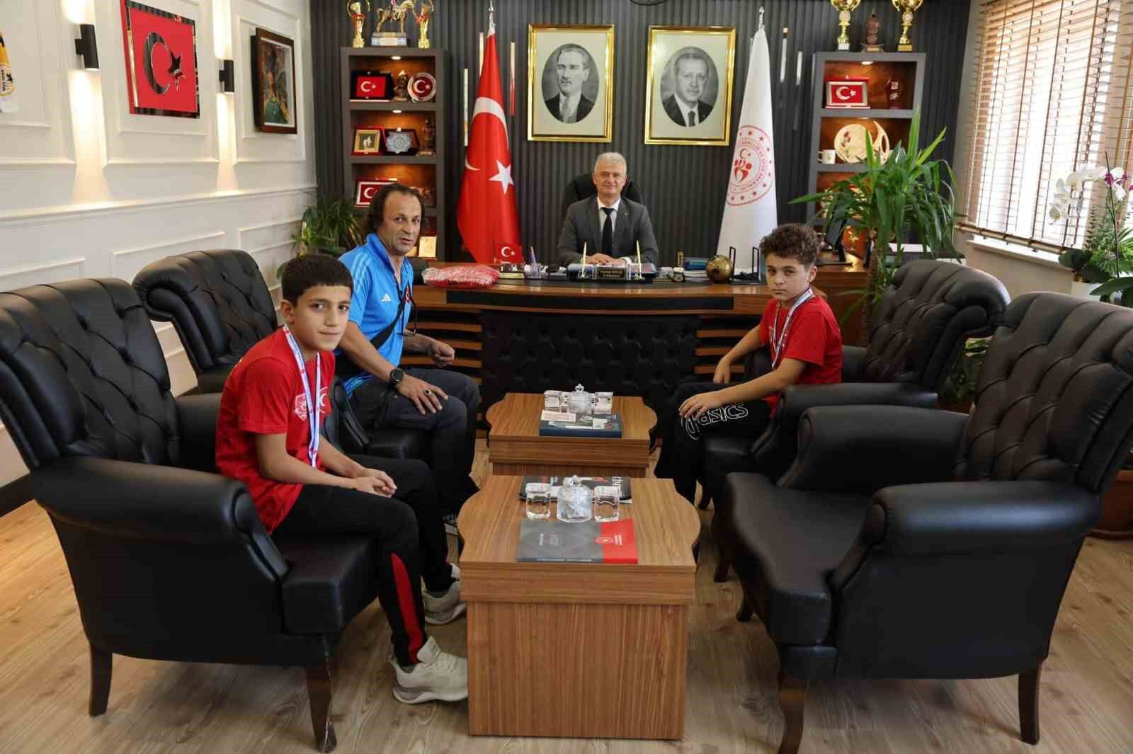 Muş'ta başarılı güreşçiler ödülle taçlandırıldı
