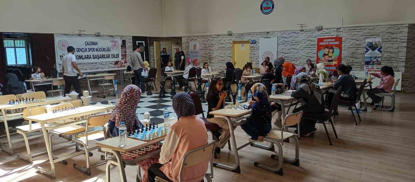 Çaldıran'da yaz Kur'an kursu öğrencileri satranç turnuvasında yarıştı