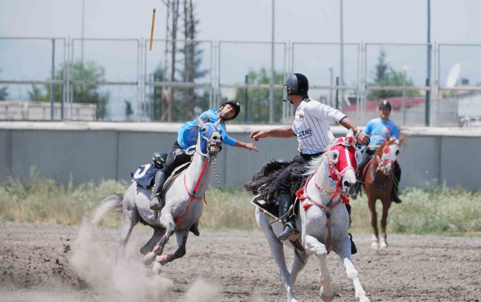 Erzurum'da cirit maçları nefes kesti