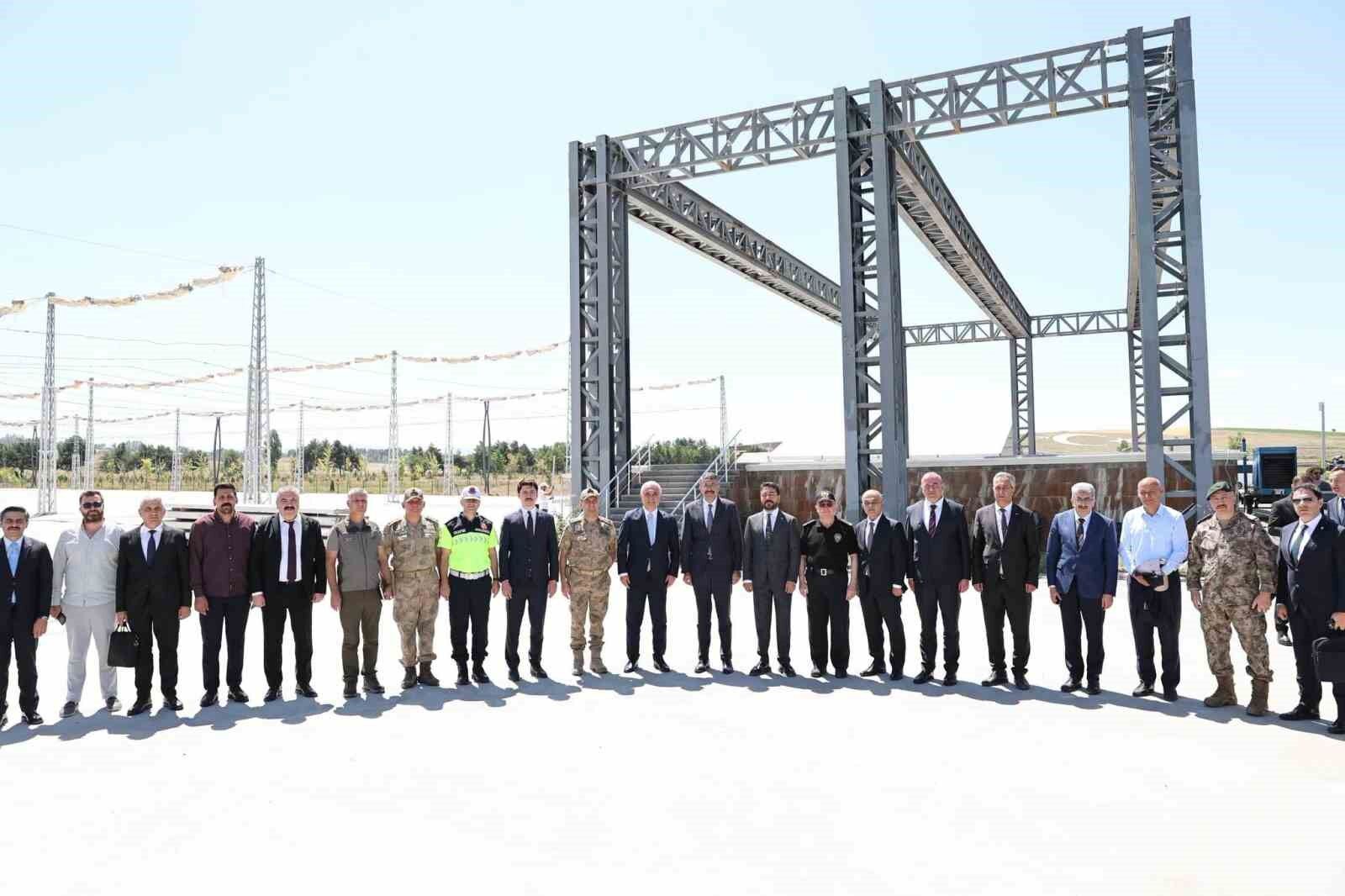 İçişleri Bakan Yardımcısı Çelik, Malazgirt Zaferi etkinliklerinin yapılacağı alanı inceledi