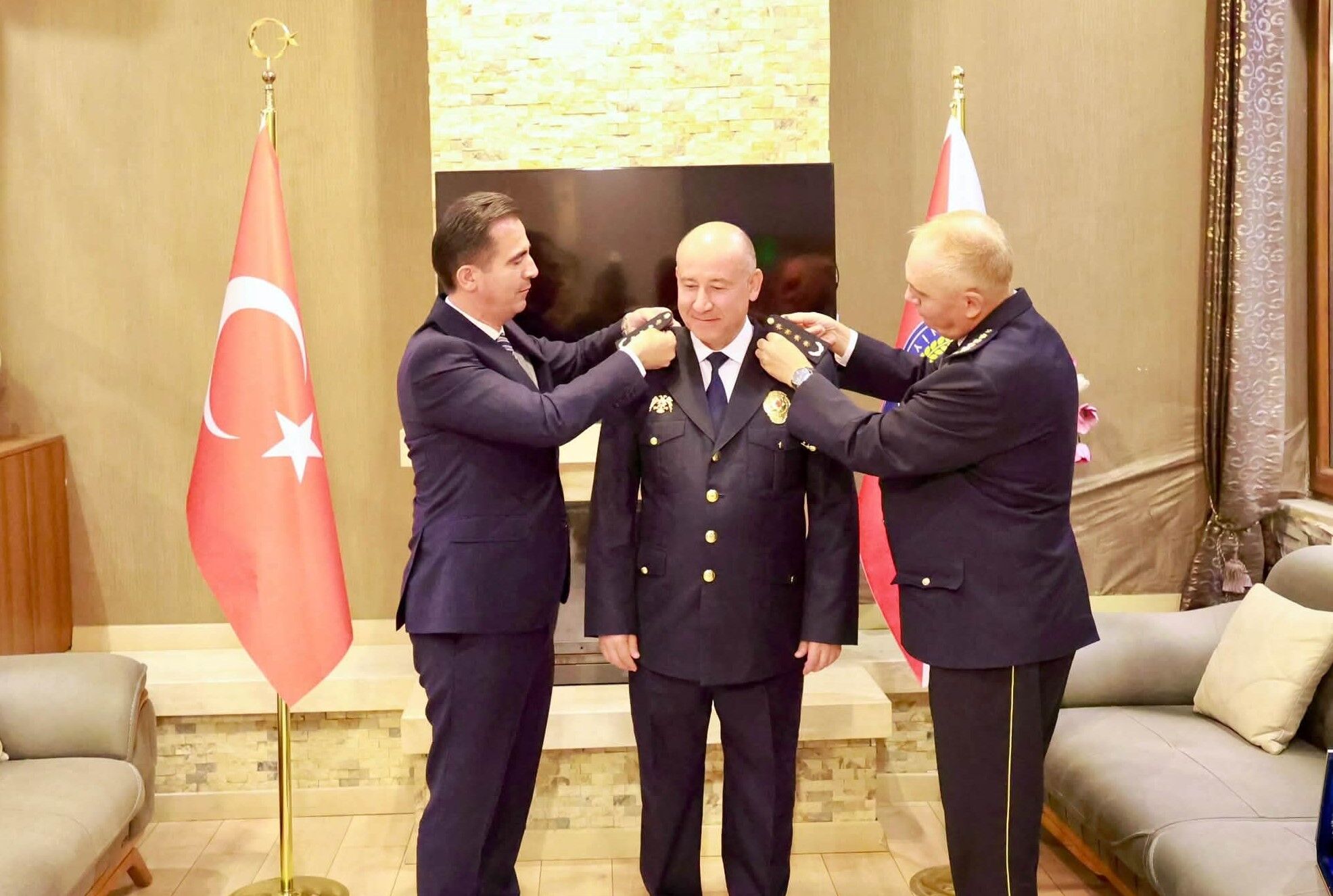 Bitlis’te emniyet personeline rütbe terfi ve veda töreni