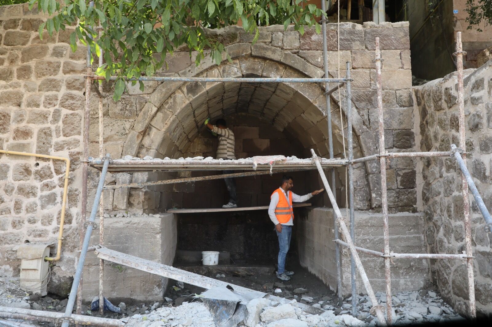 Bitlis’te tarihi çeşmeler yeniden hayat buluyor