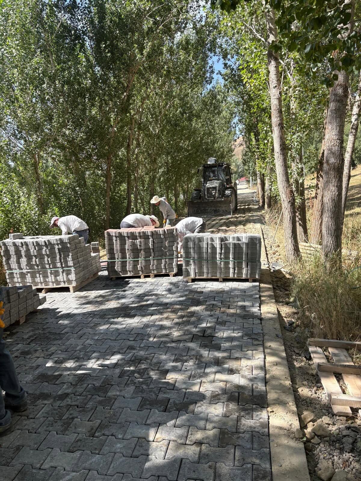 Bitlis’te köy yolları parke taşlarıyla yenileniyor