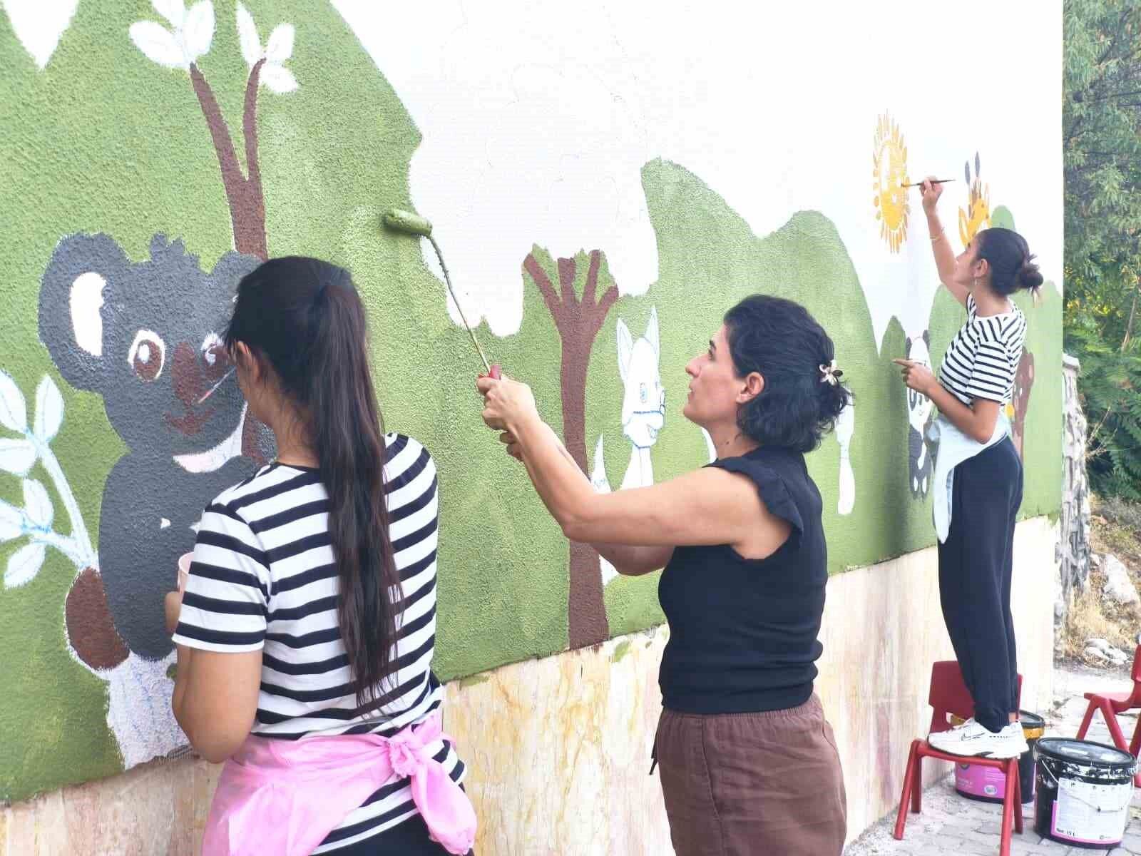Anaokulunun duvarları öğretmen ve öğrencilerin resimleriyle renklendi