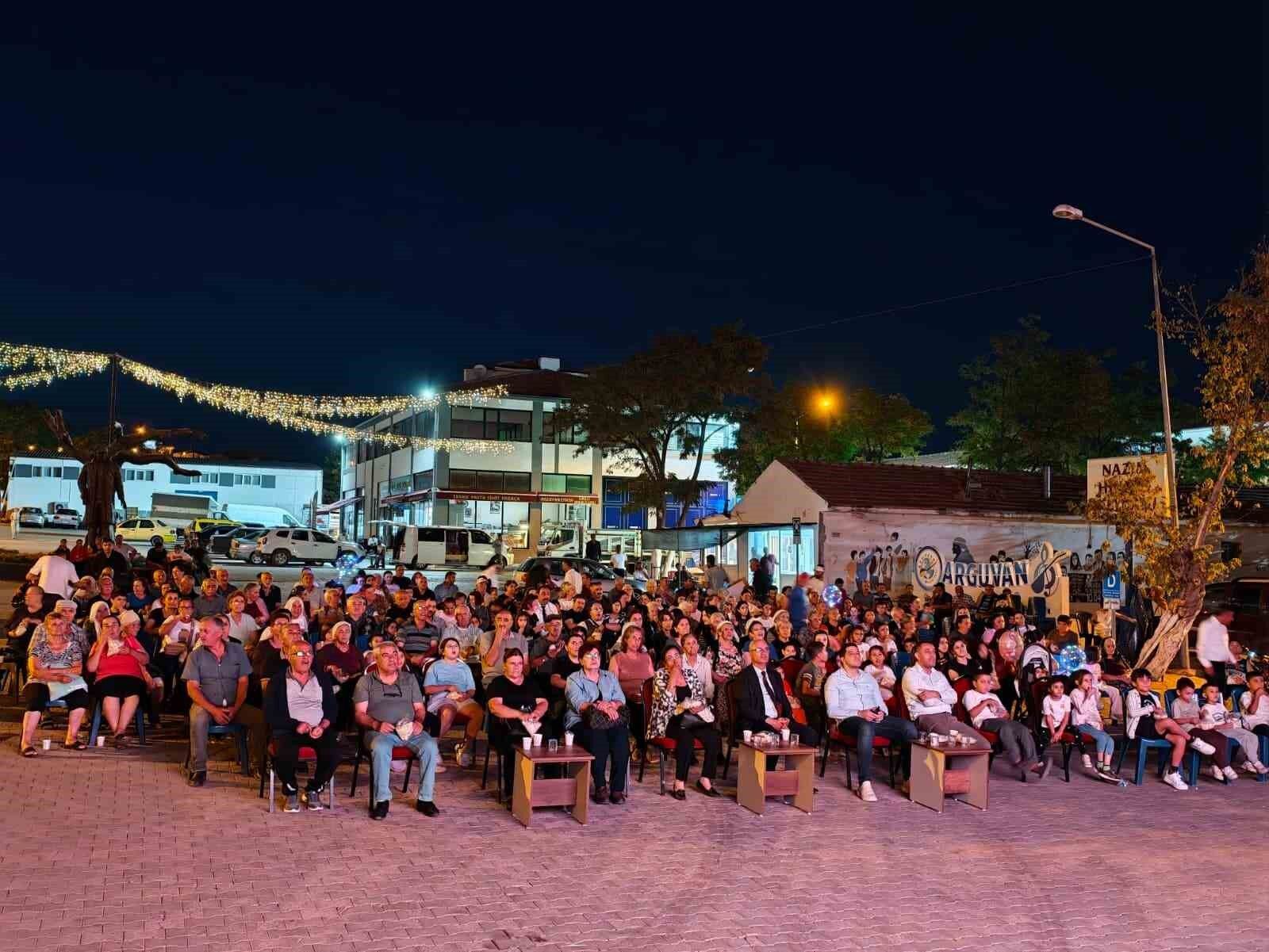 Arguvan'da açık hava sineması keyfi