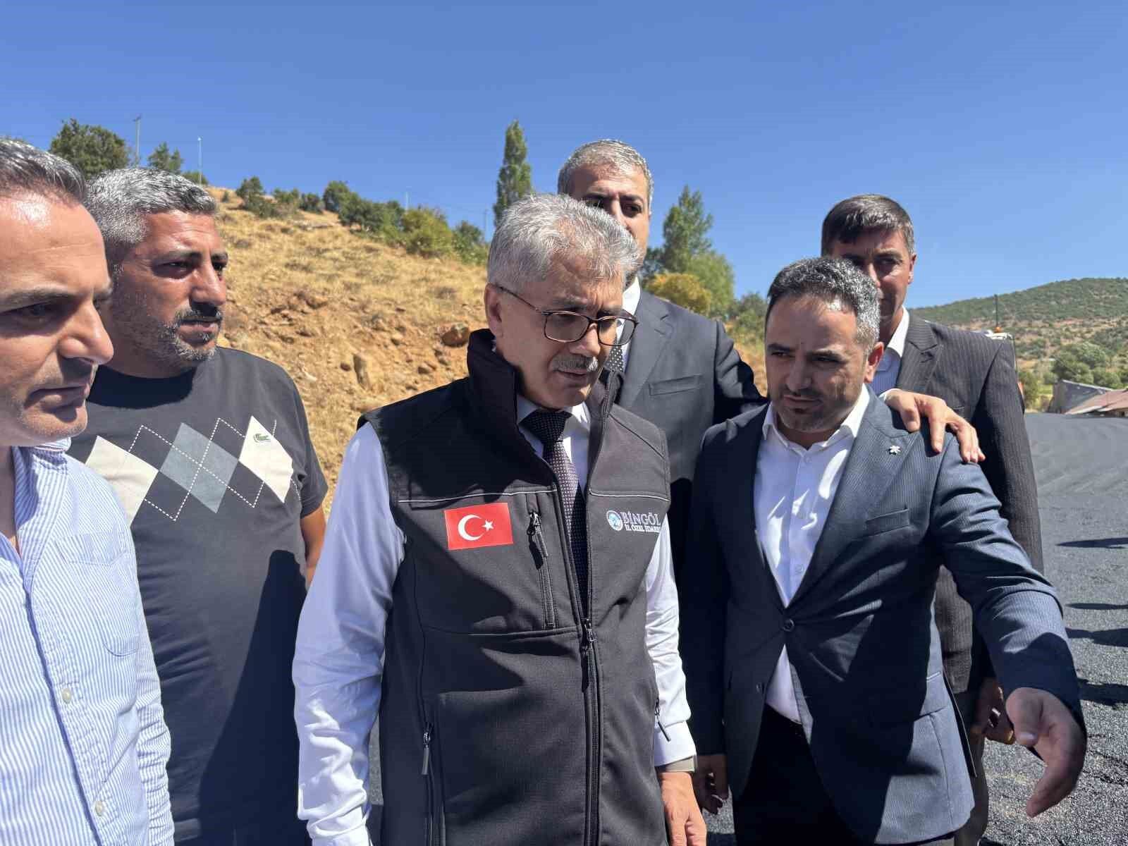 Bingöl'de köy yolları sıcak asfaltla yenileniyor: Hedef bu yıl 100 kilometre