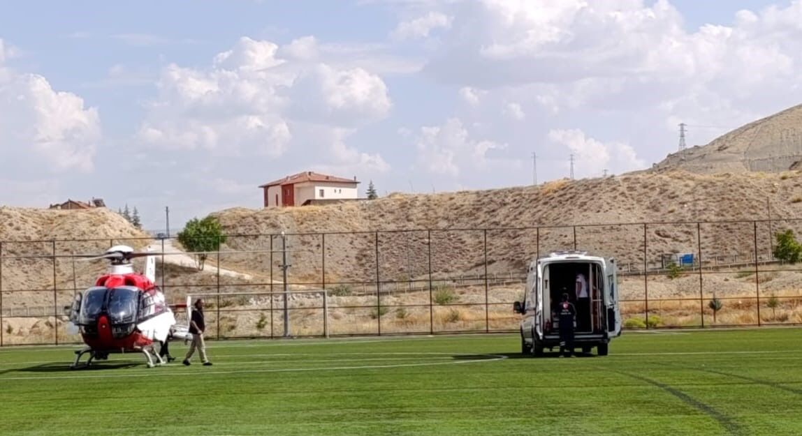 Darende'de 8 yaşındaki çocuk için ambulans helikopter havalandı