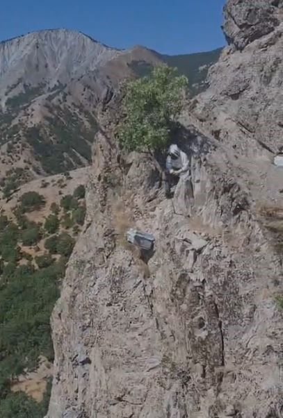Doğal bal için kayalıklardan sarkıtılan kovanda sağım zamanı