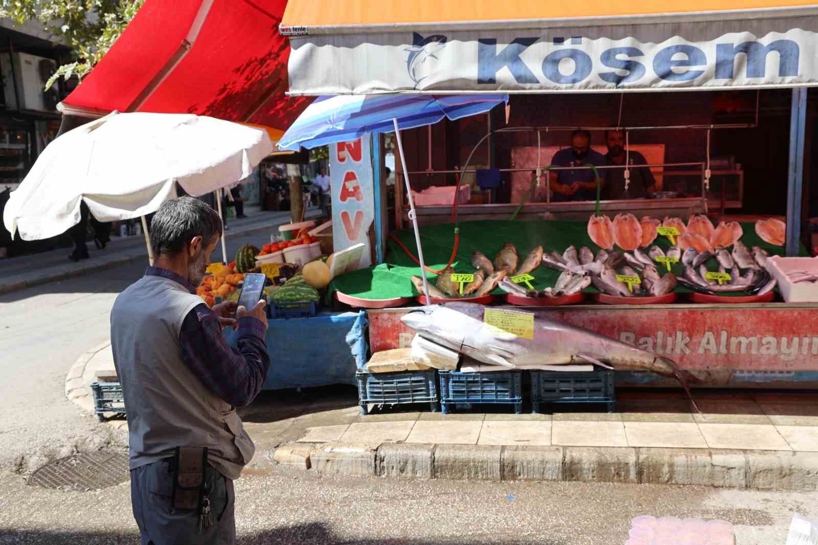 Elazığ'da 134 kiloluk dev orkinos tezgaha indi