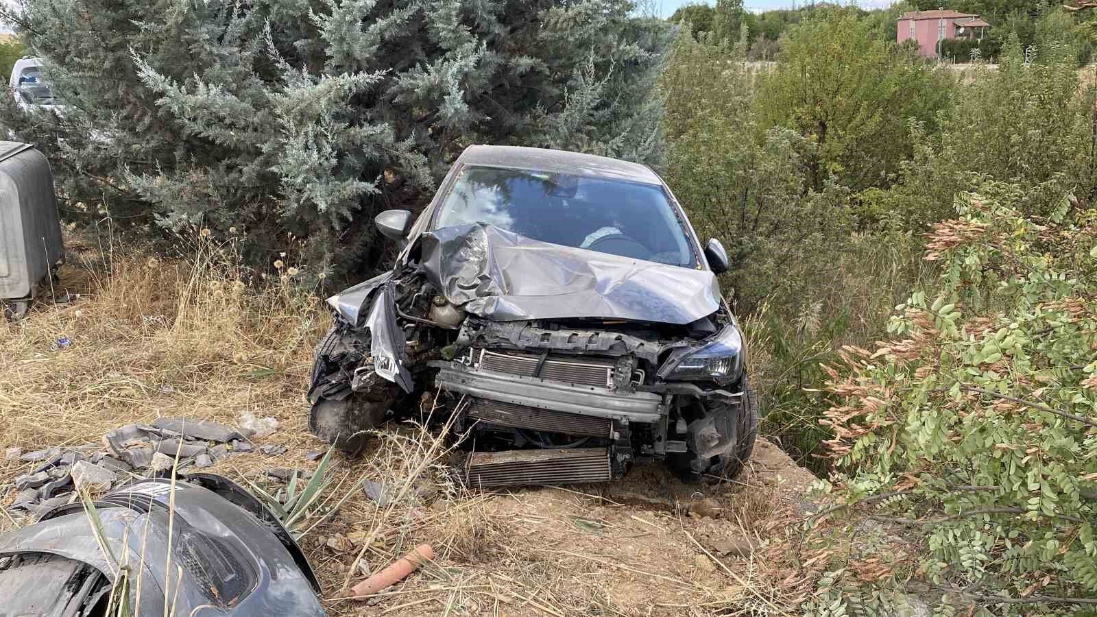 Elazığ'da otomobil ağaca çarptı: 4 yaralı