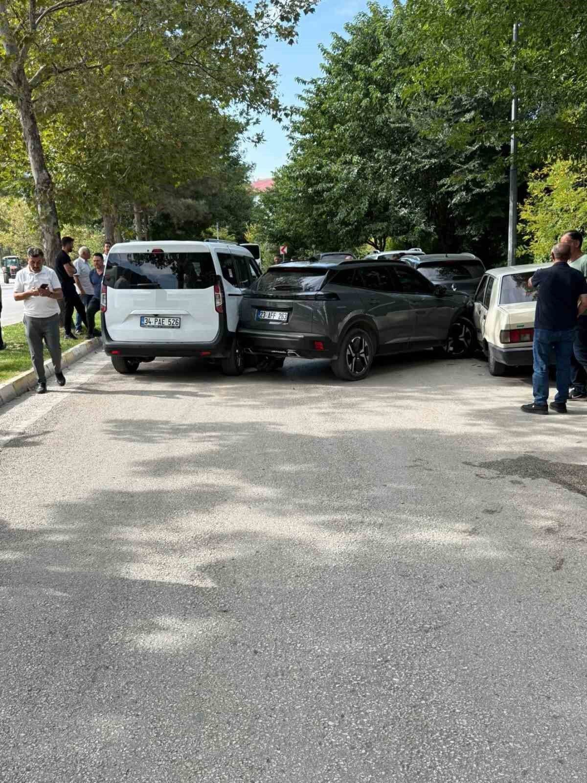 Elazığ'da zincirleme kaza: 8 yaralı
