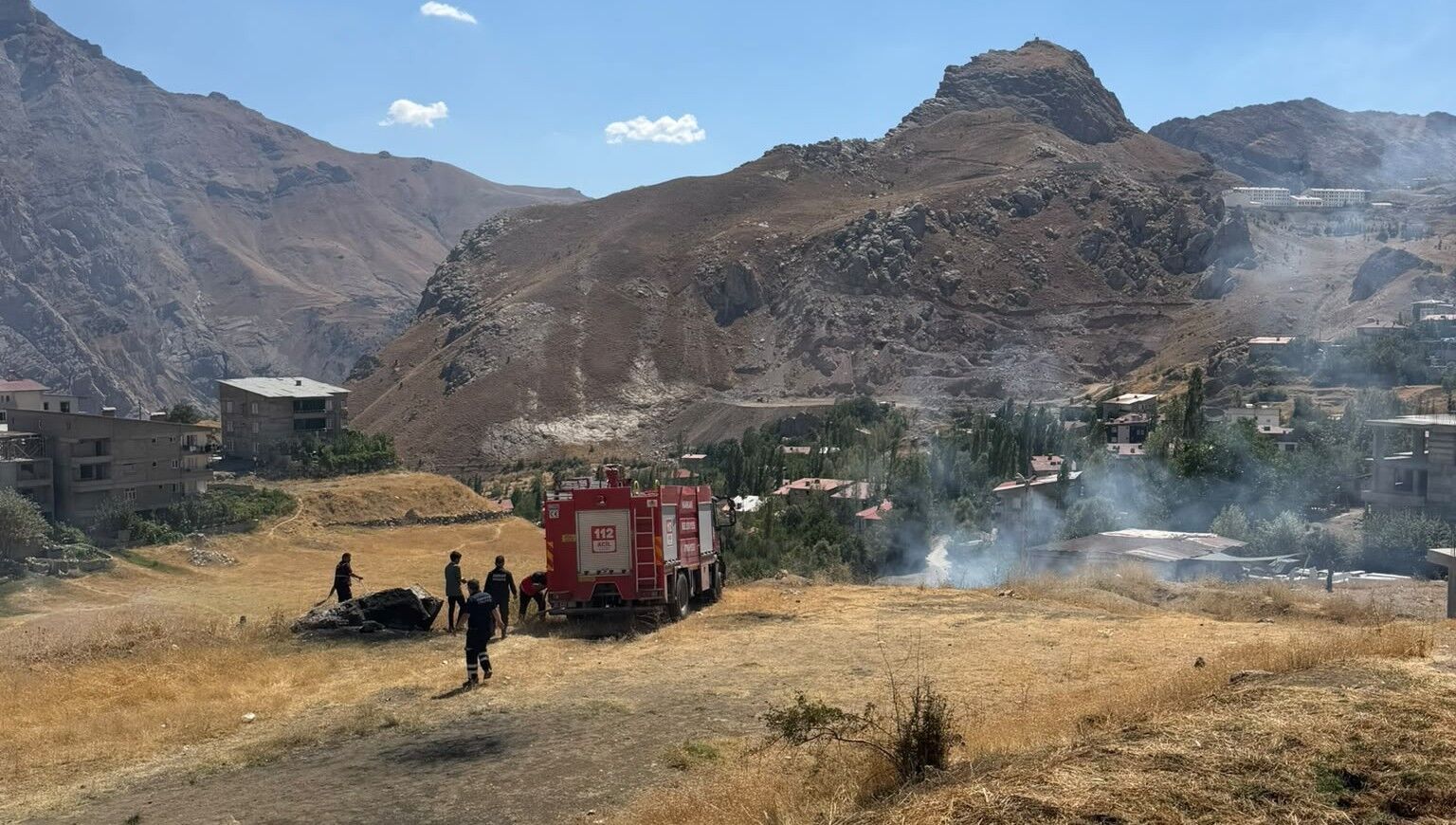 Hakkari'de anız yangını büyümeden kontrol altına alındı
