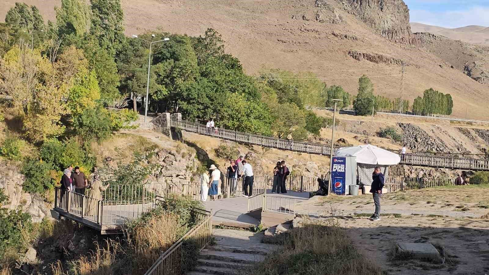 İranlı turistlerden Muradiye Şelalesi'ne büyük ilgi