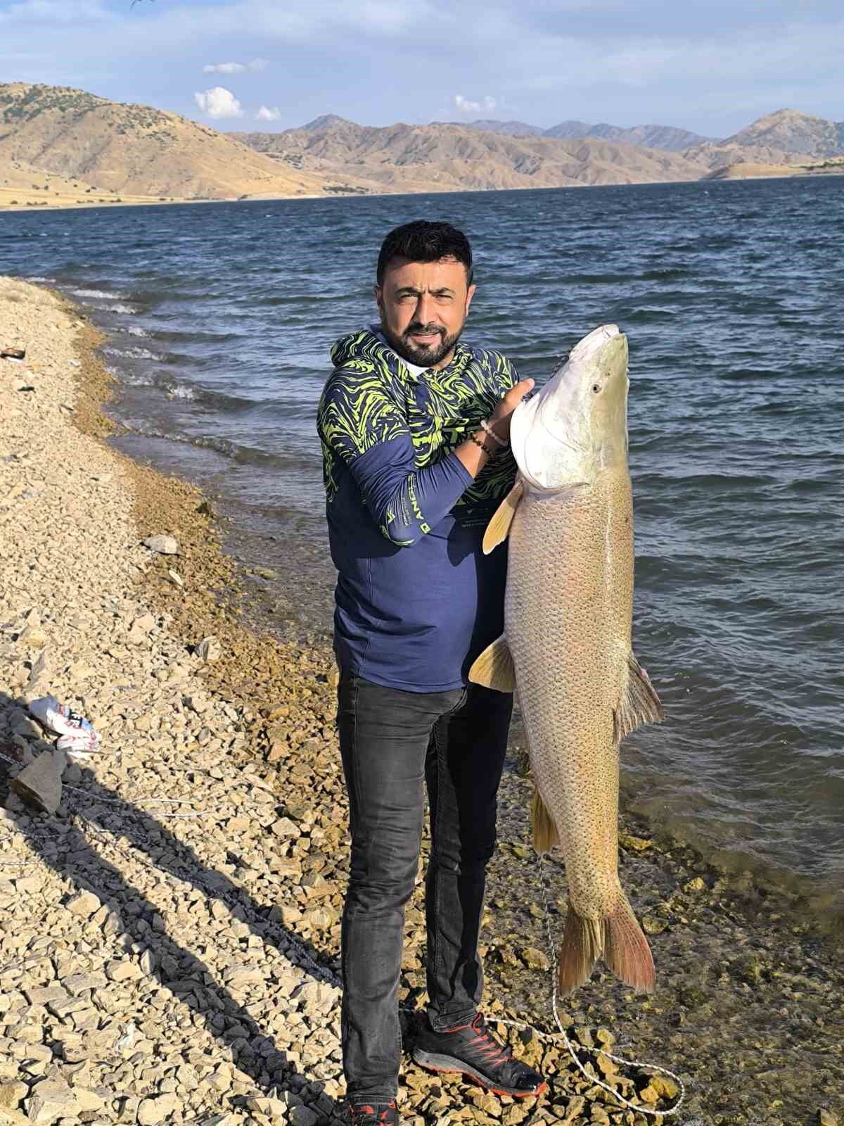 Keban Baraj Gölü'nde 30 kiloluk dev turna balığı