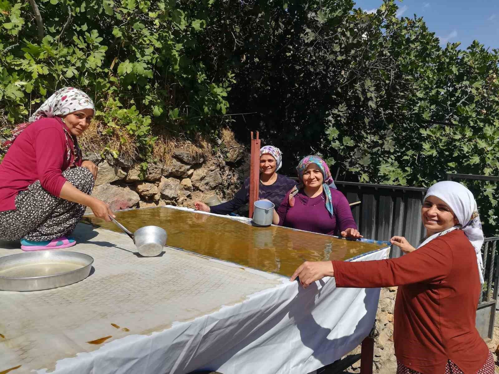 Kemaliye'de kadınlar pestili imece usulü hazırlıyor