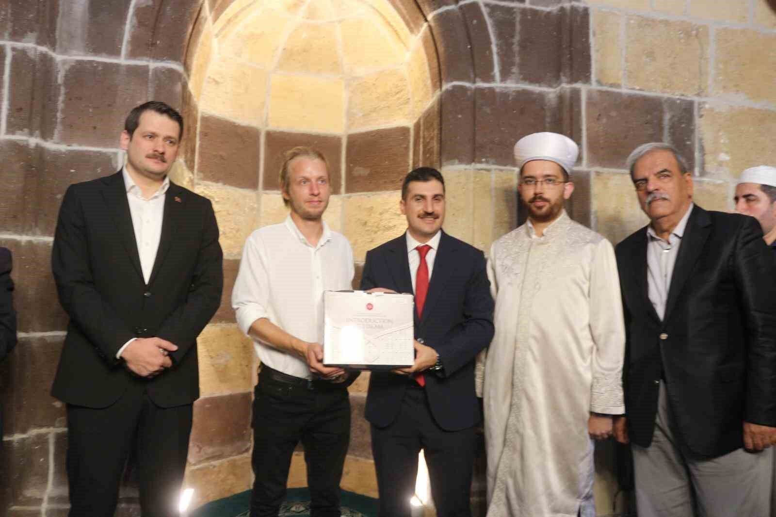Letonyalı turist Van'da Müslüman oldu