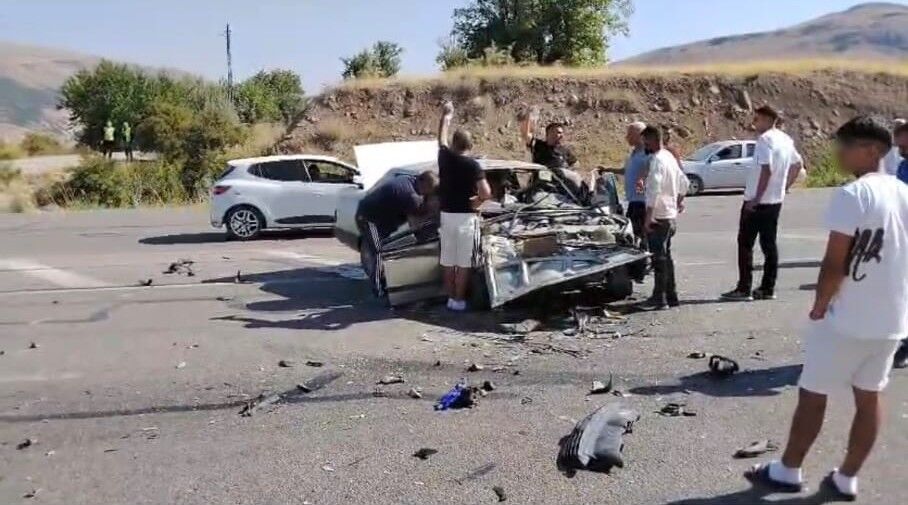 Malatya'da iki araç kafa kafaya çarpıştı: 2 yaralı