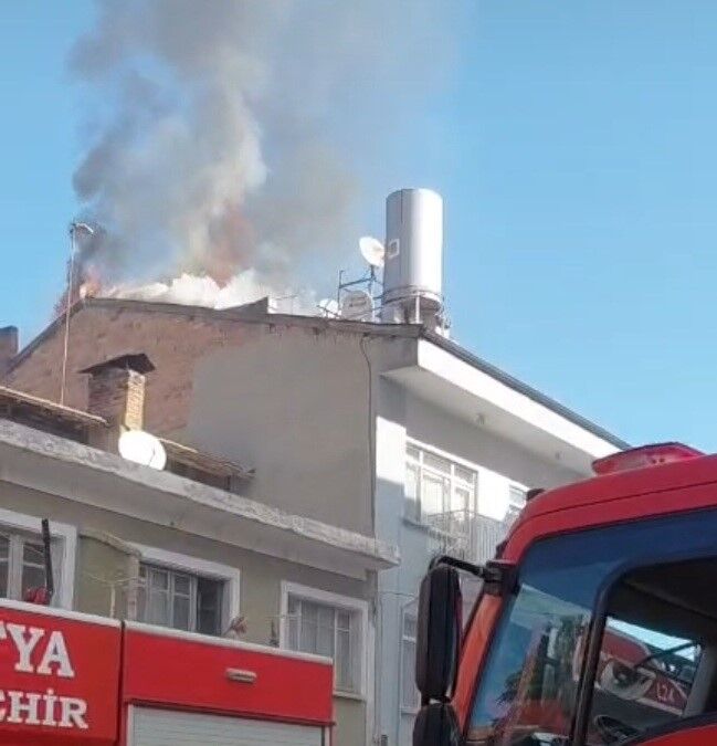 Malatya'da korkutan çatı yangını