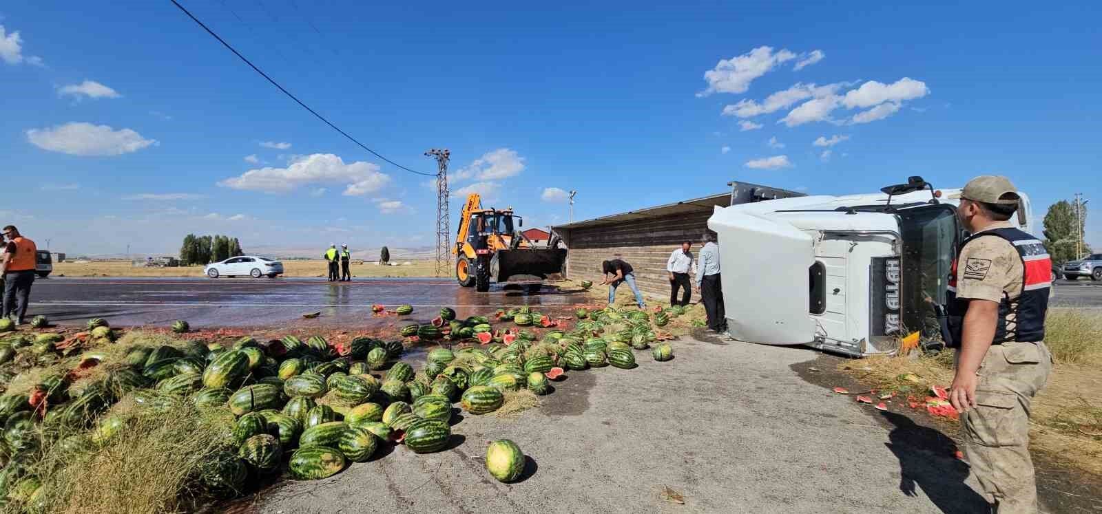 Muş'ta karpuz yüklü tır devrildi: Karpuzlar yola döküldü