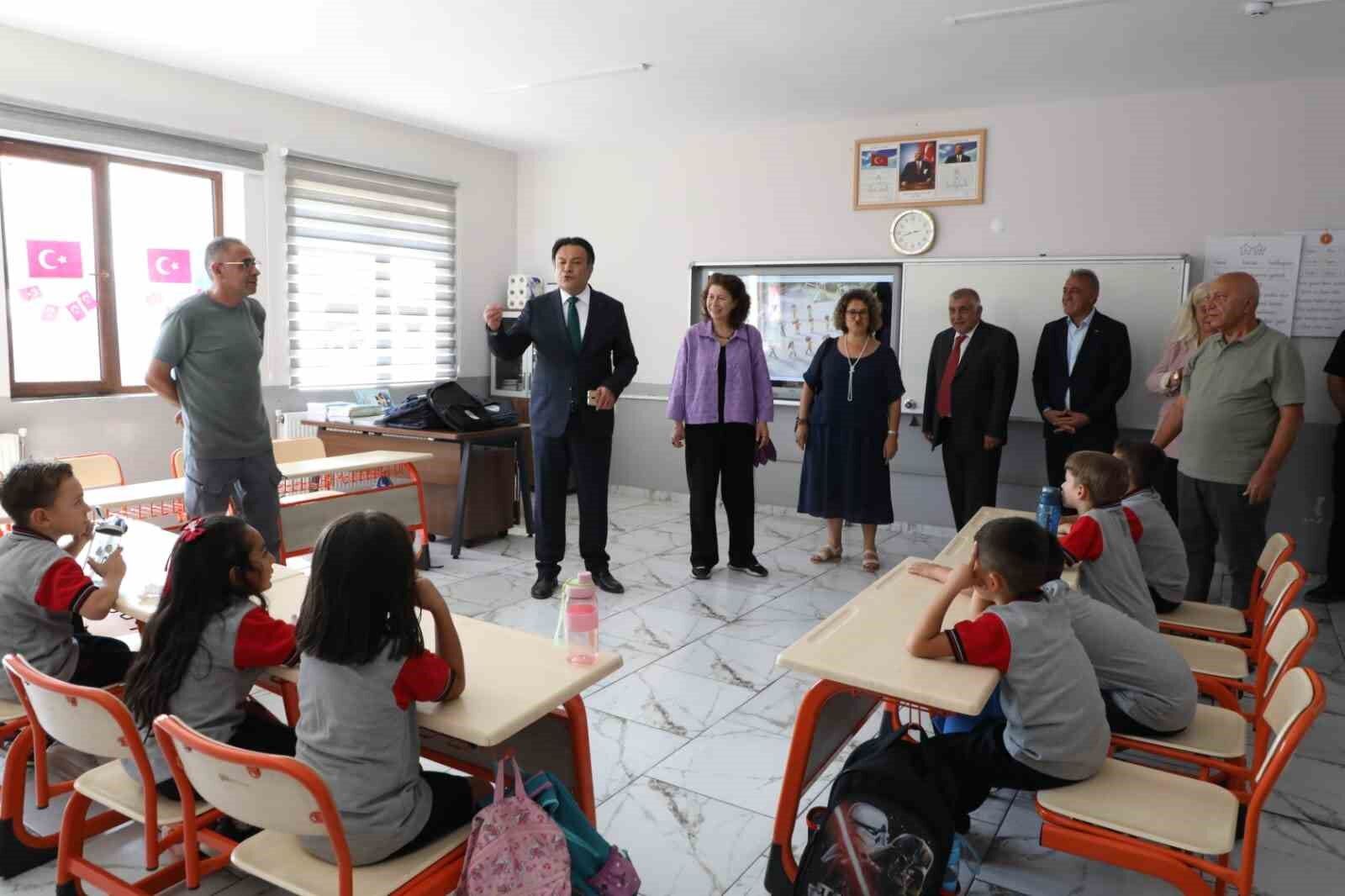 Tunceli'de öğrencilere 500 paket kırtasiye desteği