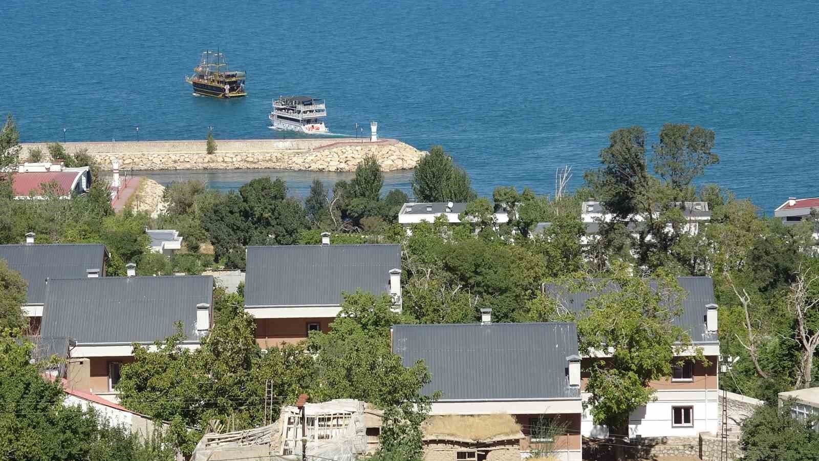 Van Gölü çevresinde yatay mimari çağrısı