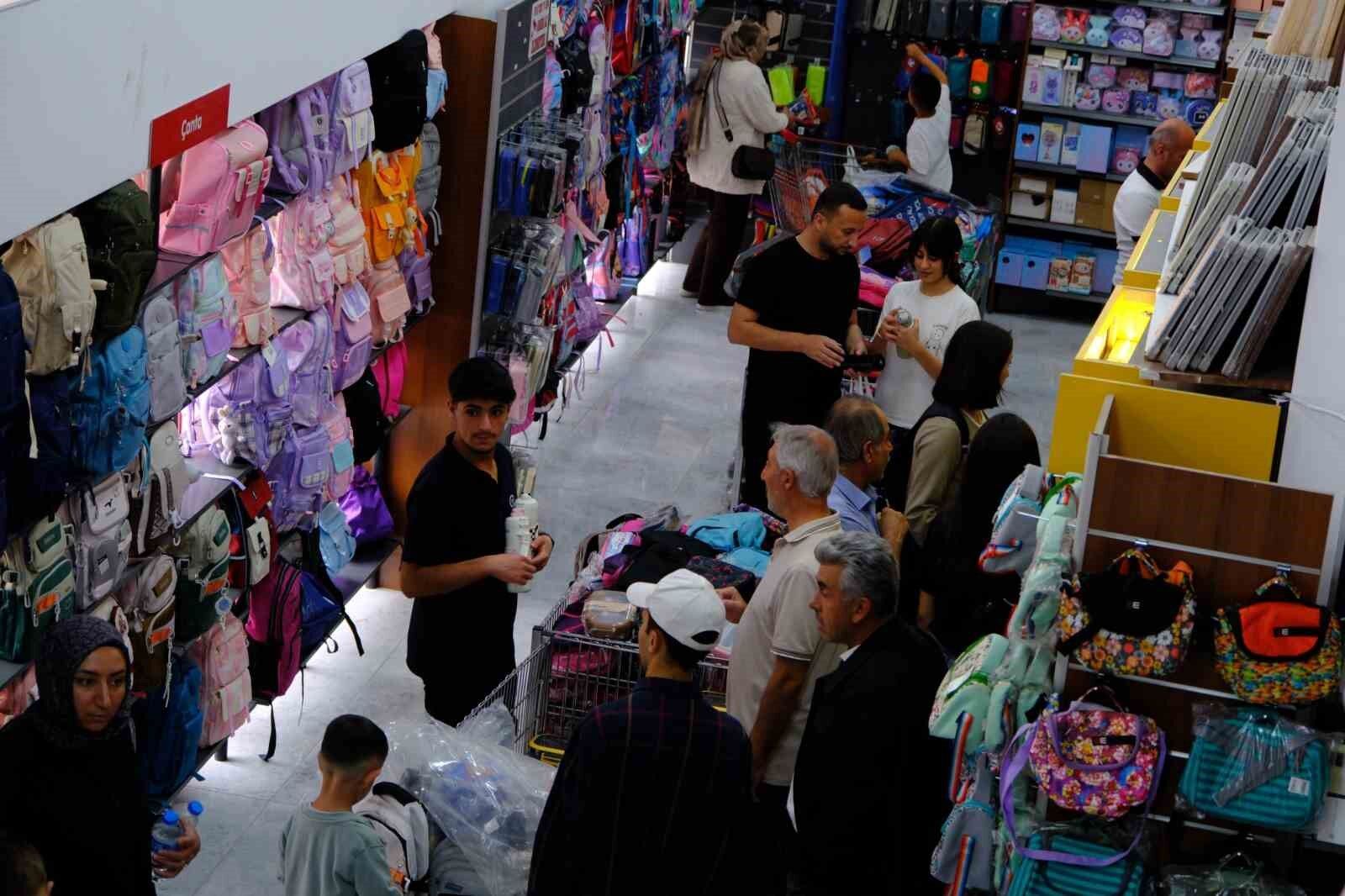 Van'da okul alışverişi hızlandı: Kırtasiyelerde bazı ürünler tükendi