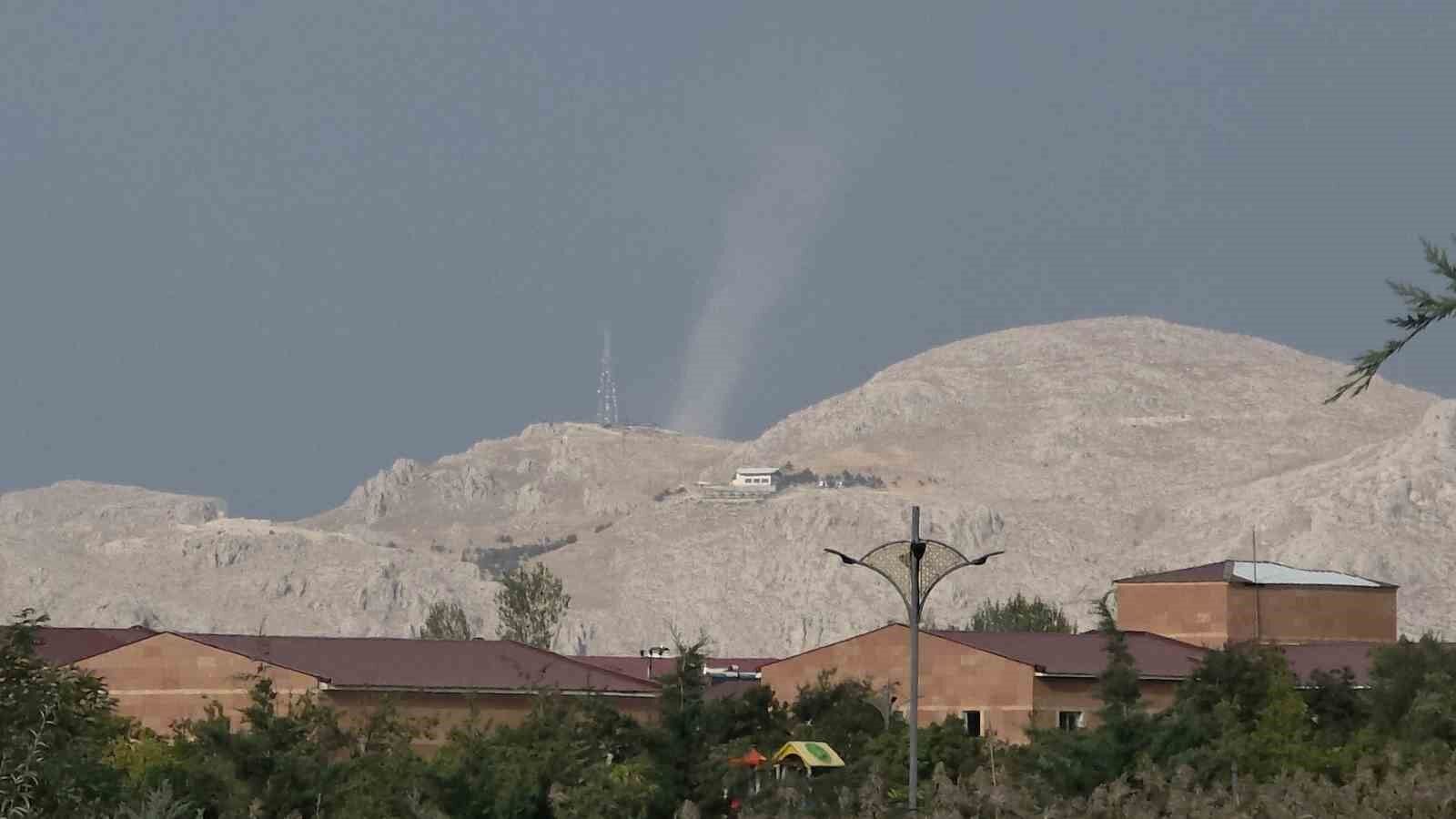 Van'da önce hortum, ardından şiddetli rüzgar etkili oldu