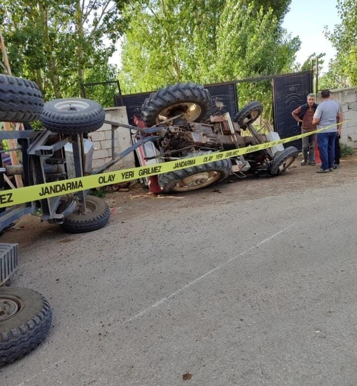 Van'da traktör devrildi: 3 yaralı