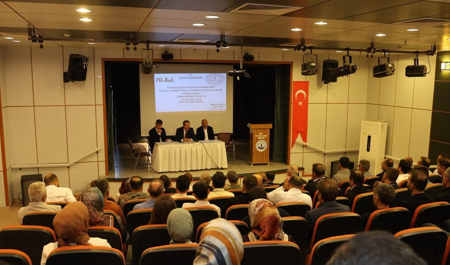Ahlat’ta okul güvenliği ve eğitim ortamlarının iyileştirmesi toplantısı