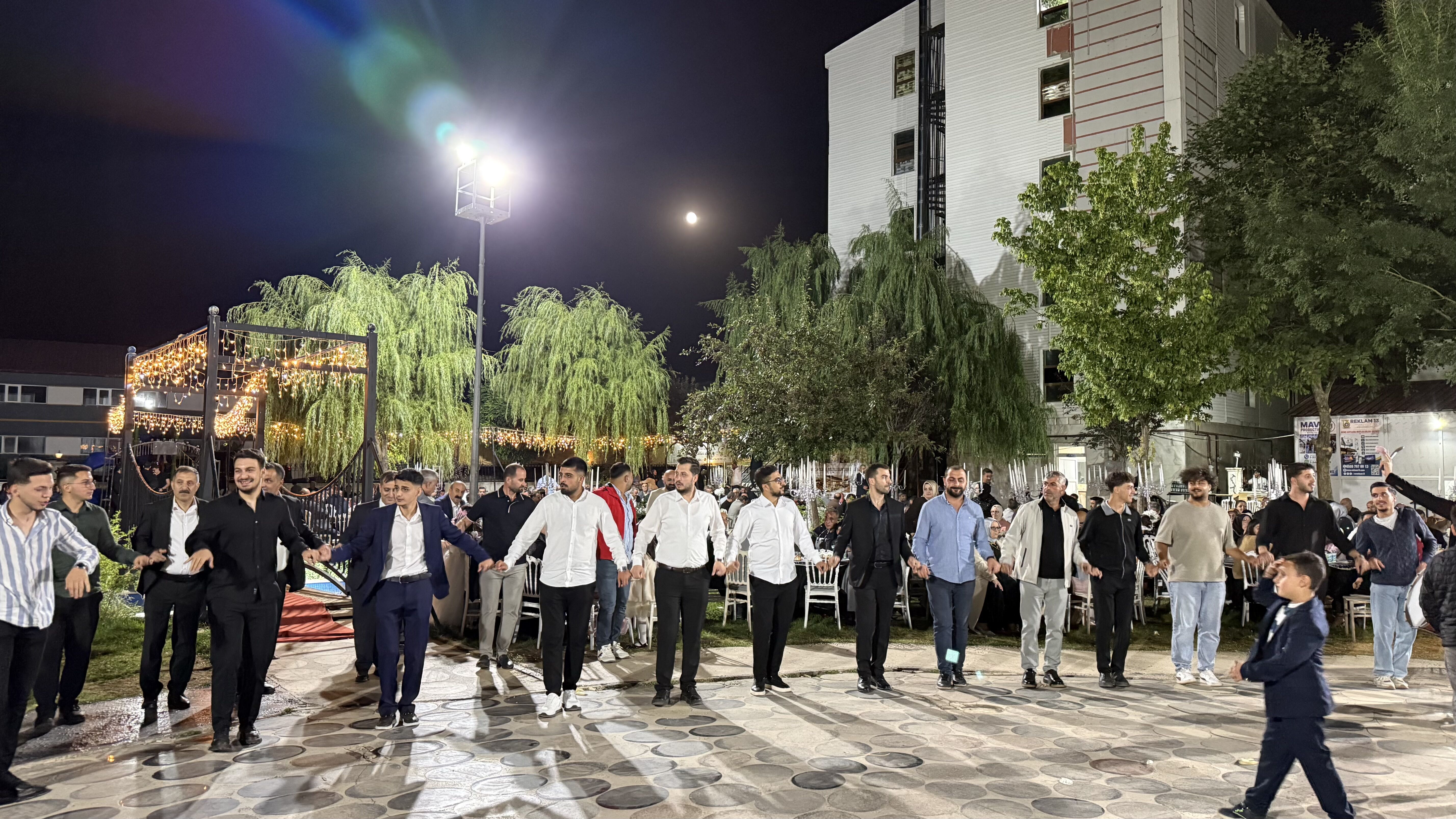 Bitlis’te dolunay eşliğinde halay