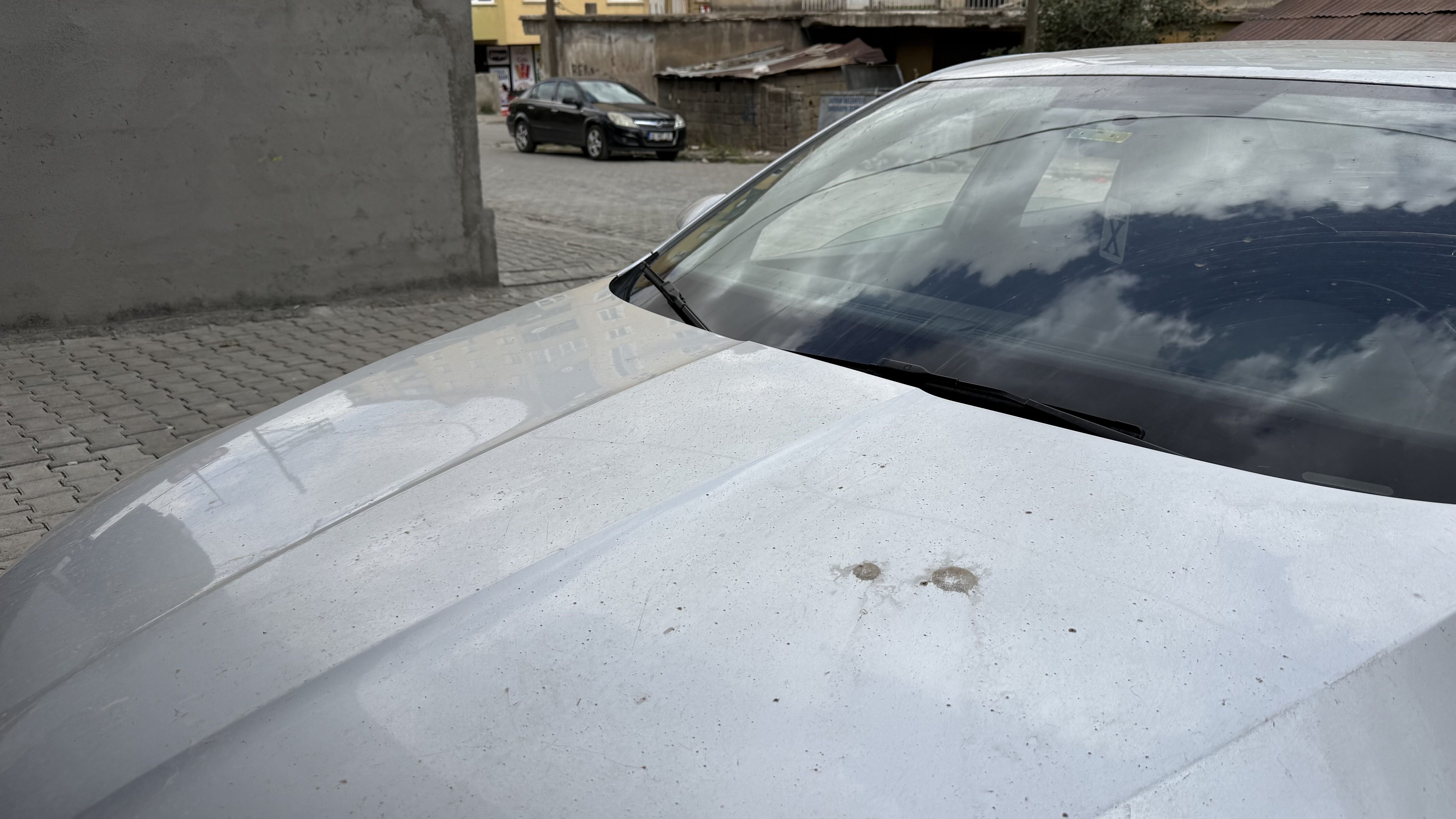 Tatvan’da yağmur sonrası araçlar çamura büründü