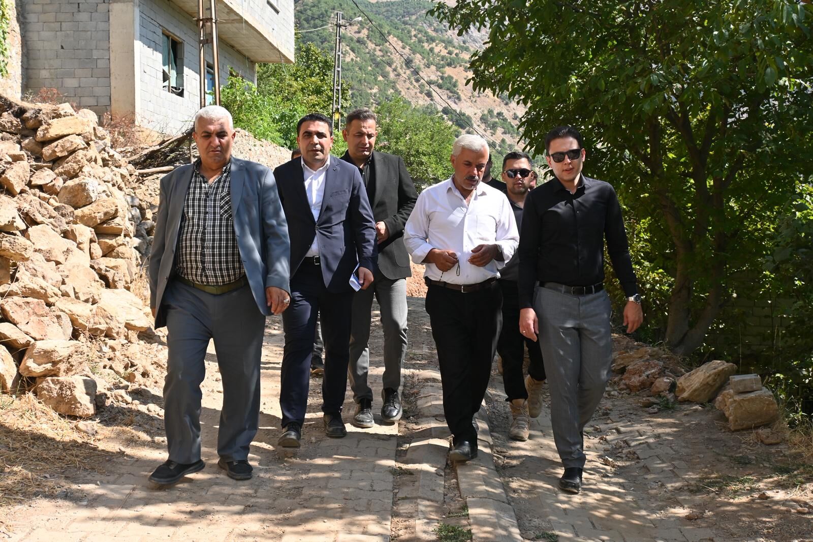Hizan Kaymakamı Öztürk, köy ziyaretlerinde vatandaşların taleplerini dinledi
