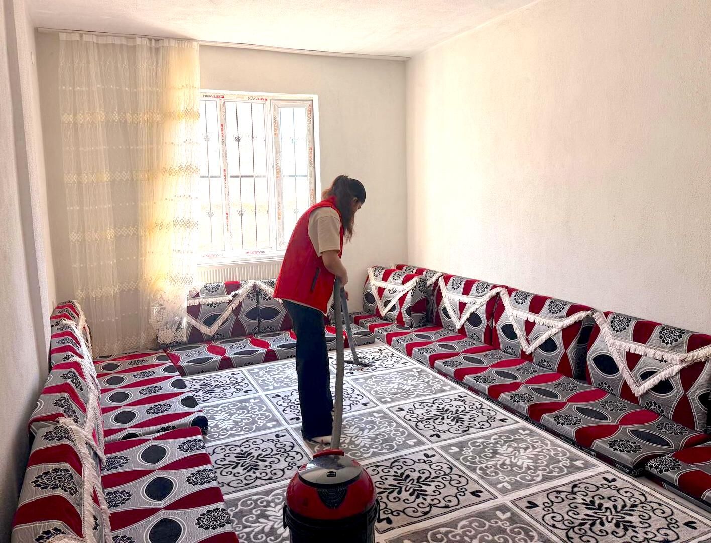 Vakıflardan yaşlı vatandaşa temizlik desteği