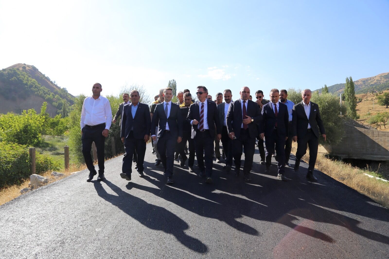 Bitlis'te köy yollarında çalışmalar sürüyor
