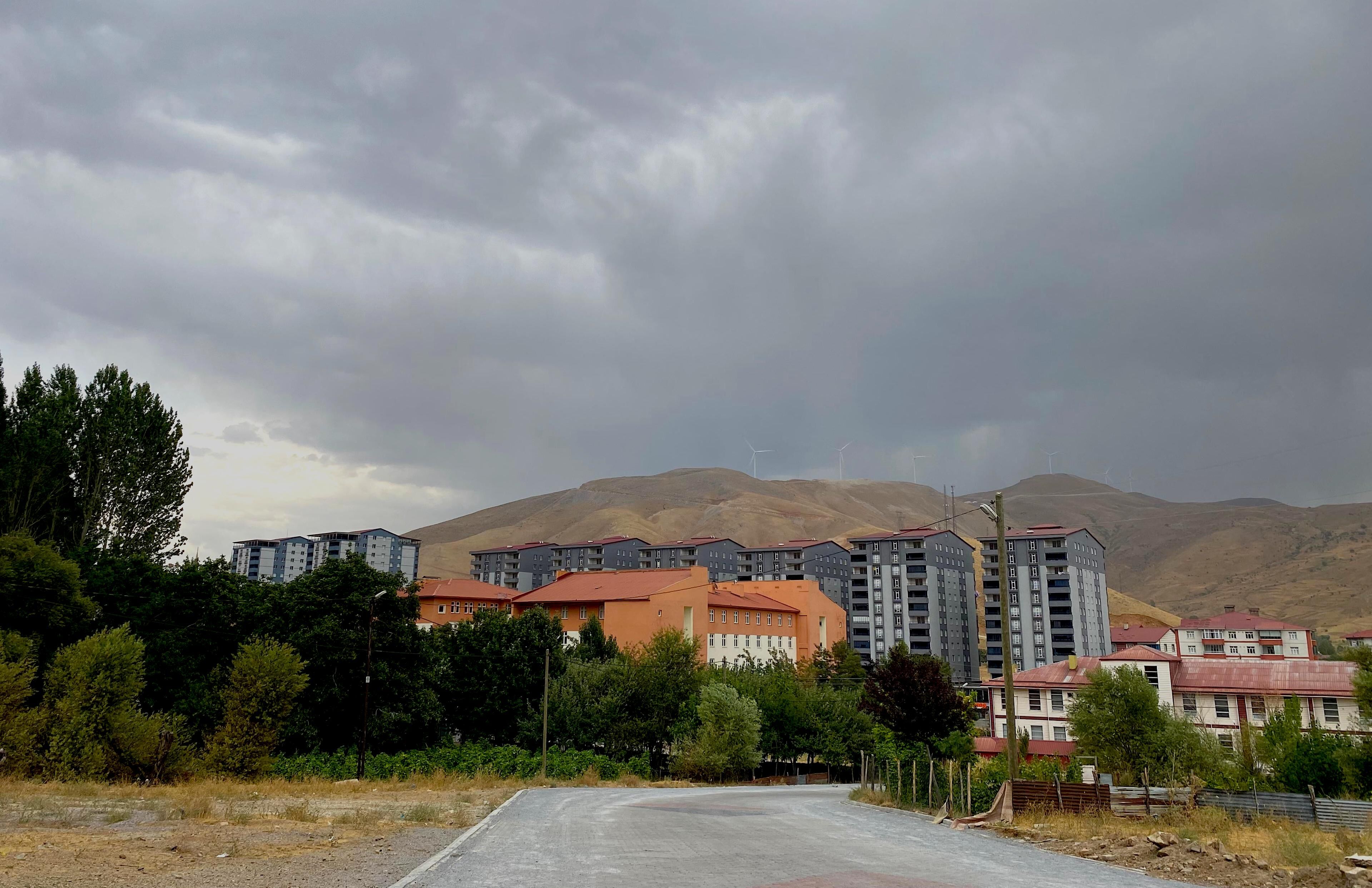 Bitlis’te bulutlu ve yer yer yağışlı hava etkili oluyor