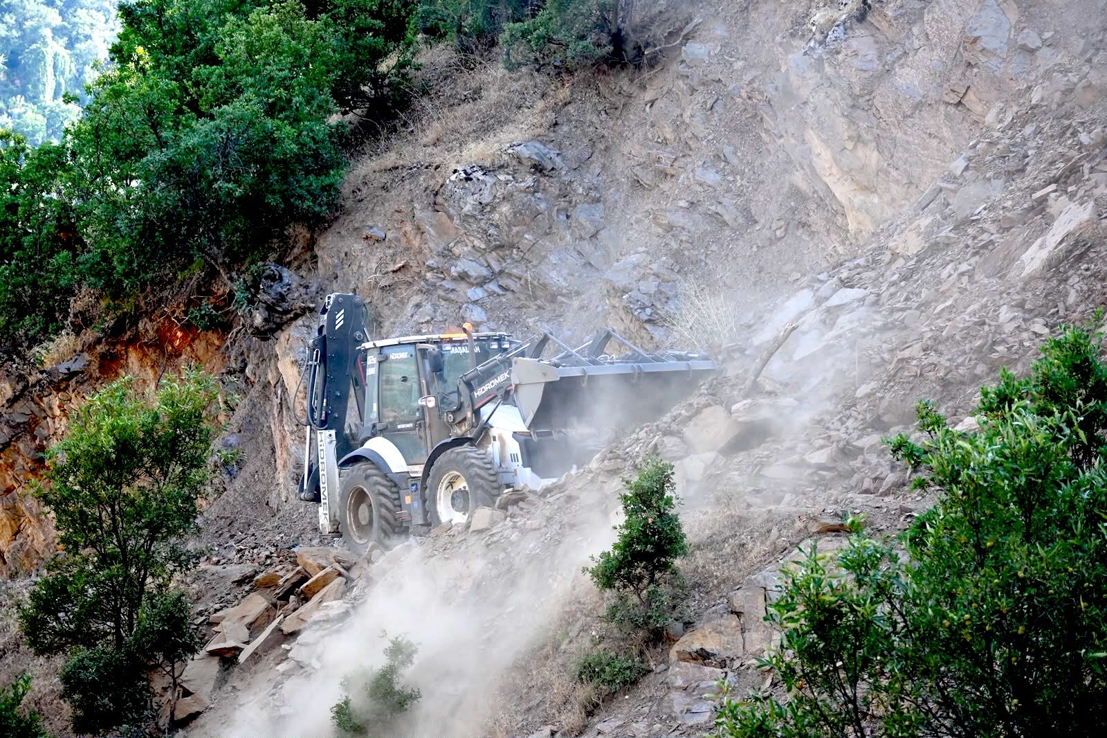 Hizan’da heyelan nedeniyle kapanan yol ulaşıma açıldı