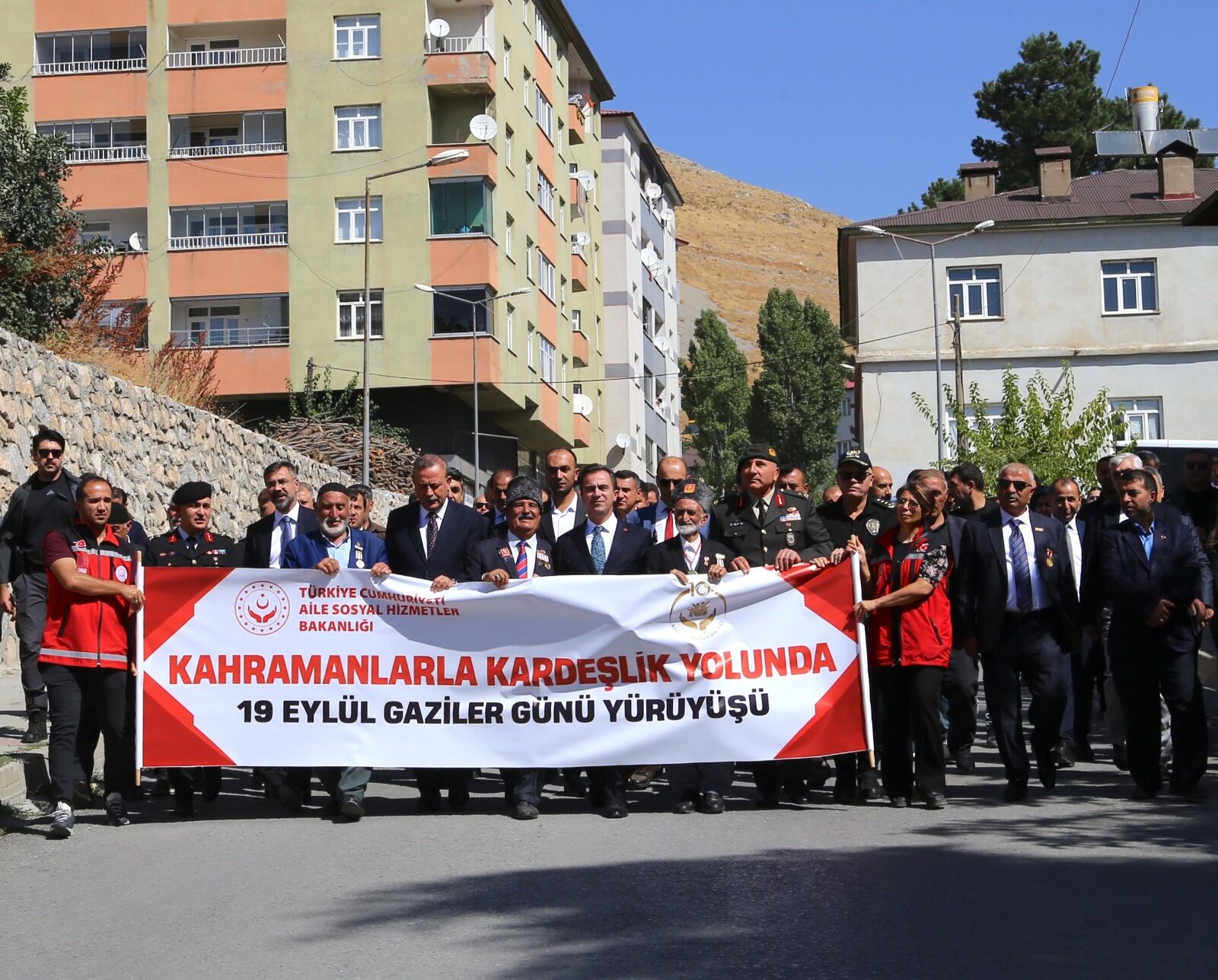 Bitlis’te gaziler onuruna anlamlı yürüyüş
