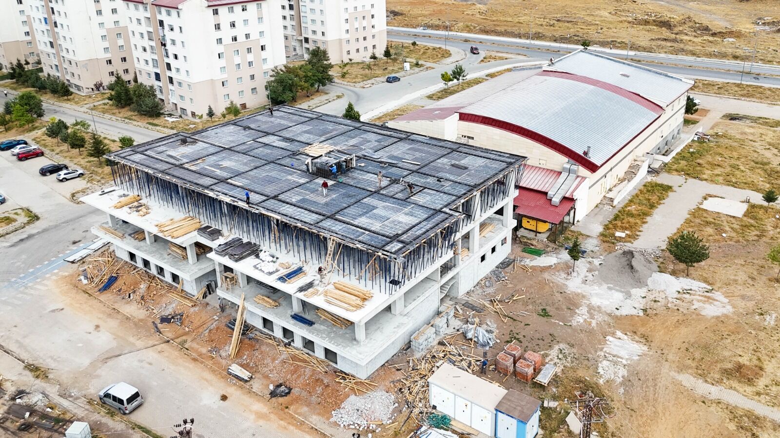 Bitlis Beşminare Mahallesi’ndeki spor merkezi inşaatında çalışmalar devam ediyor