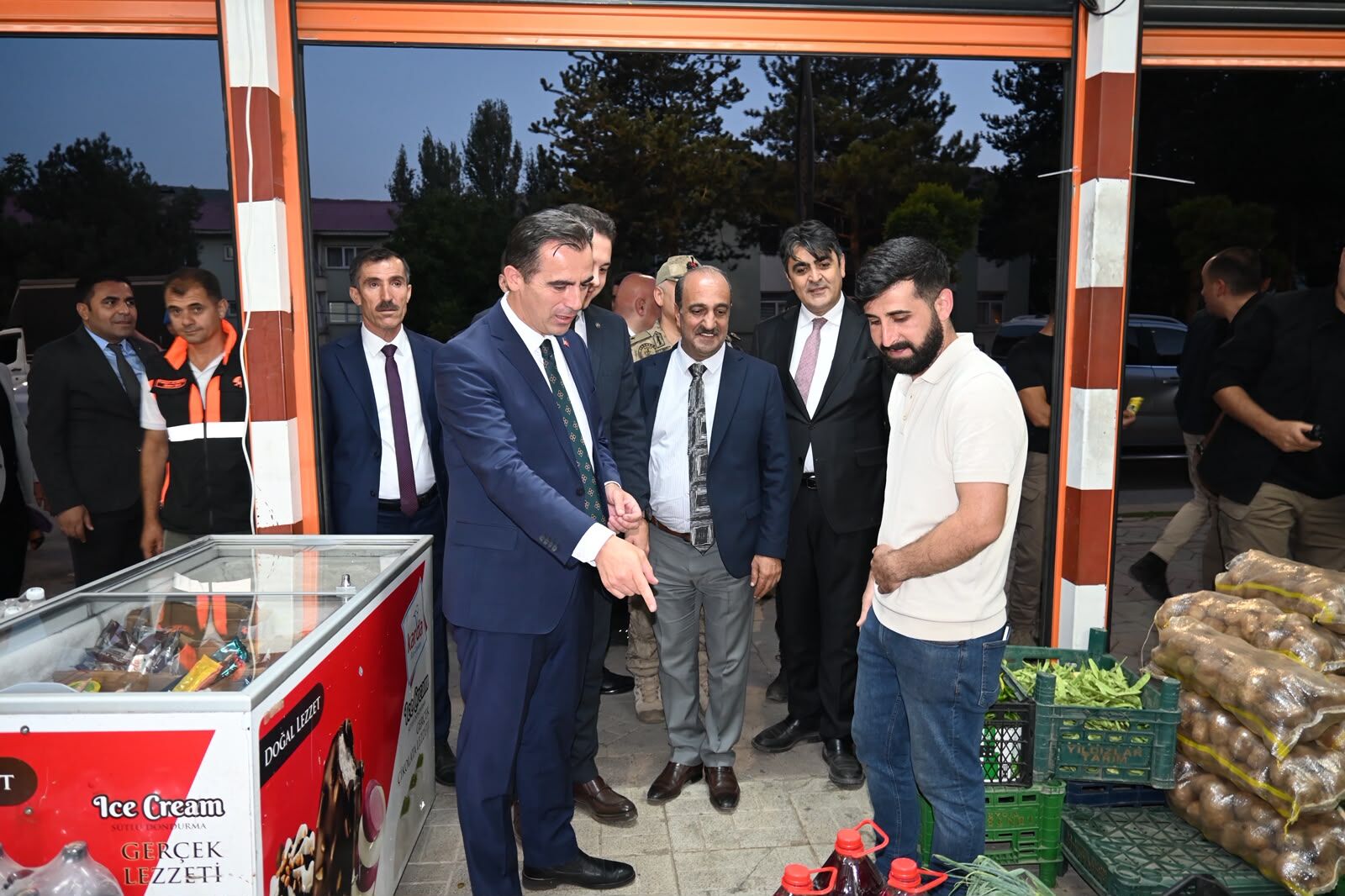 Vali Karakaya Hizan’da esnaf ve vatandaşlarla buluştu