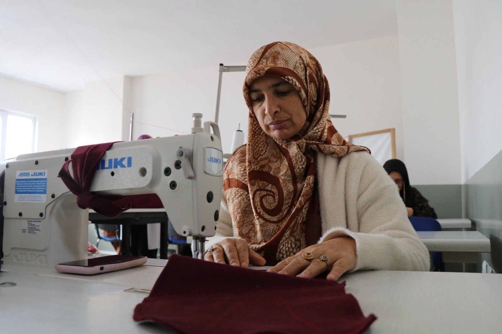 Kursiyerlerin el emeği ihtiyaç sahiplerini ısıtıyor