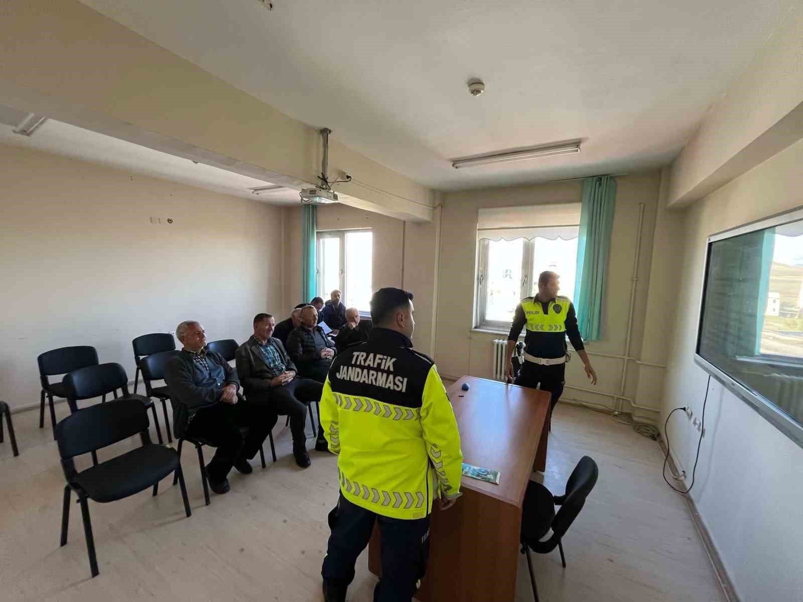 Akyaka'da okul servis şoförlerine trafik eğitimi verildi