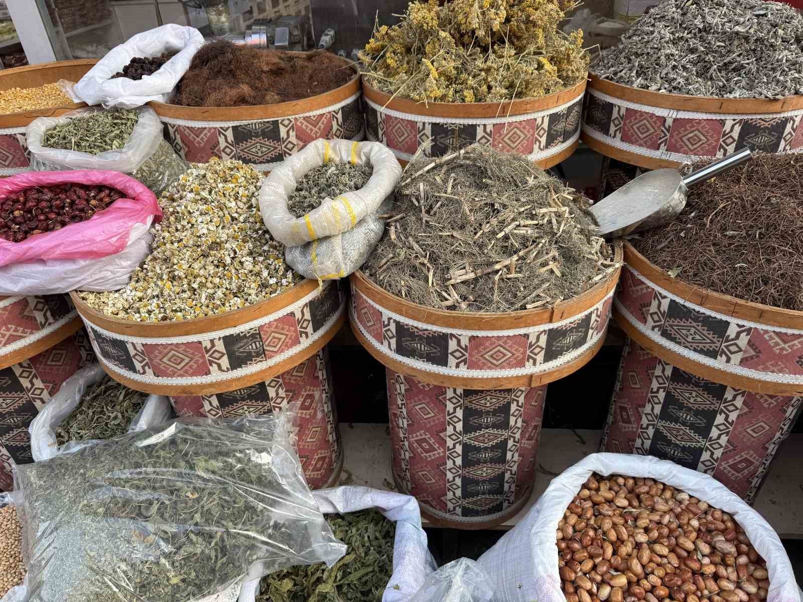 Iğdır'da havalar soğudu, baharatçılarda hareketlilik arttı