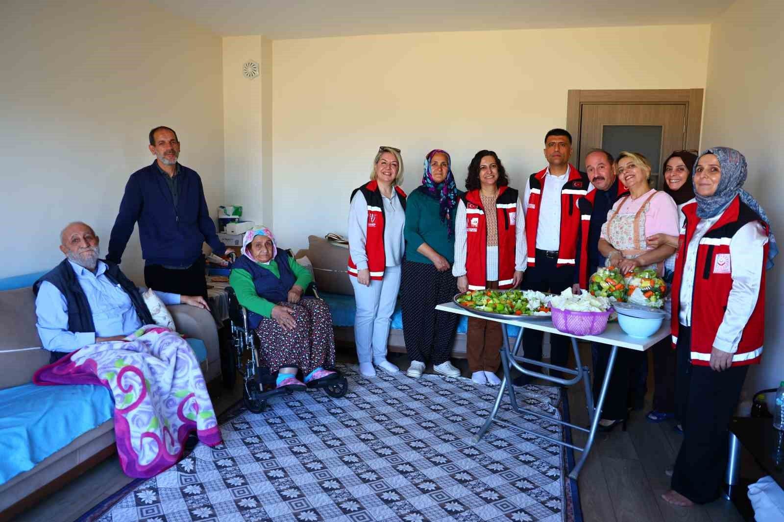 ‘İyilik Var’ projesiyle yaşlı çiftin yüzü güldü